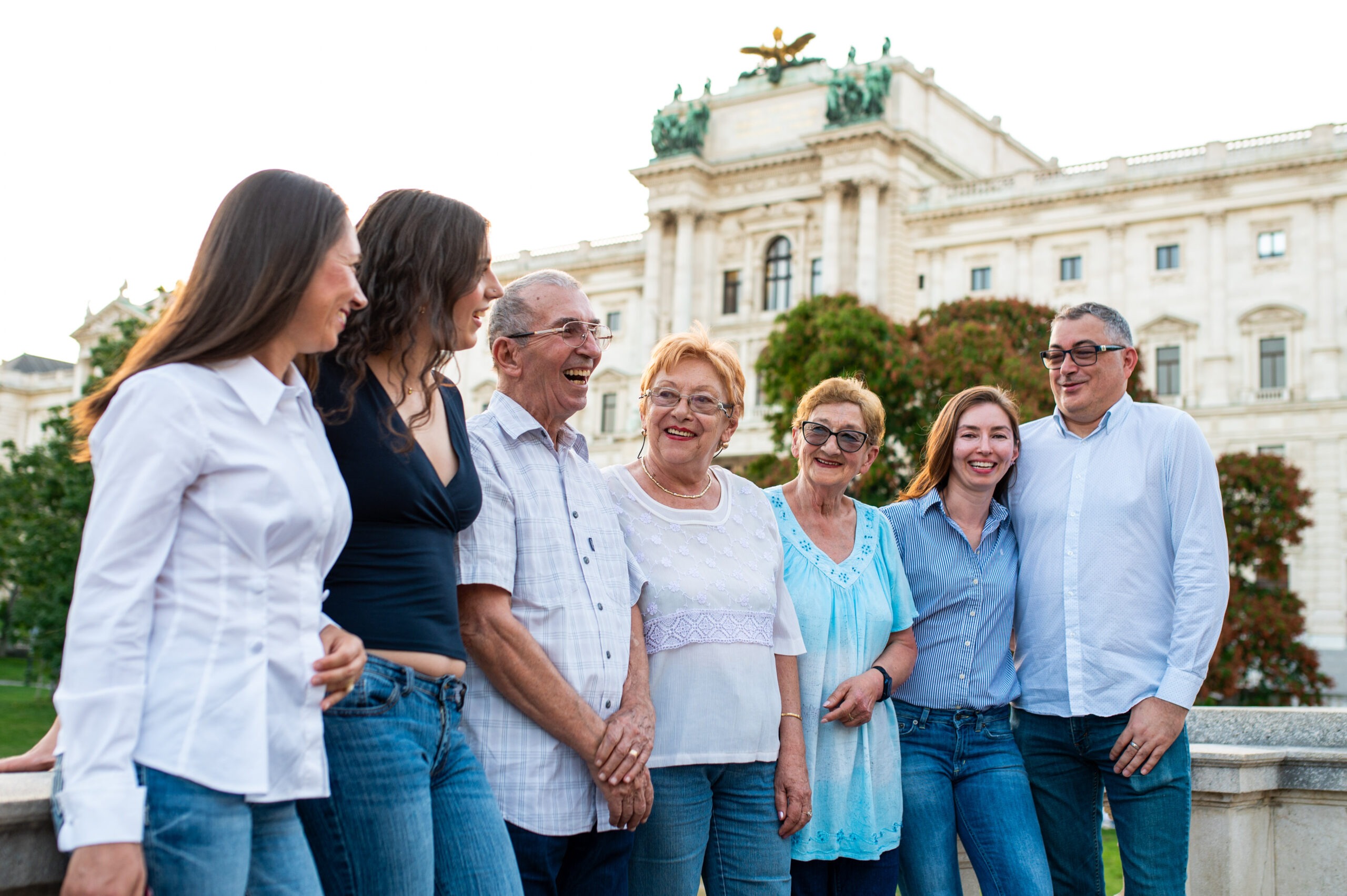 vienna-city-family-reunion-vacation-photo-shoot-7 Extended family laughing together with Vienna’s historic architecture in the background.